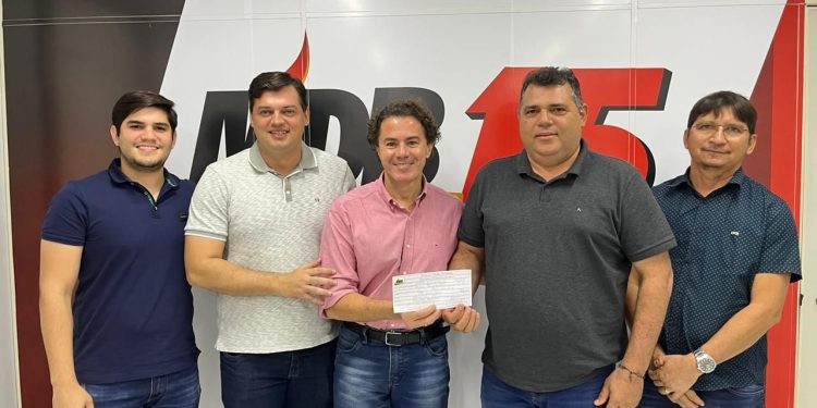 Prefeito de Santana de Mangueira assina ficha de filiação ao MDB