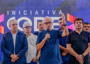 Prefeito de João Pessoa participa de aula inaugural do programa Code, que vai ensinar programação a alunos da Rede Municipal