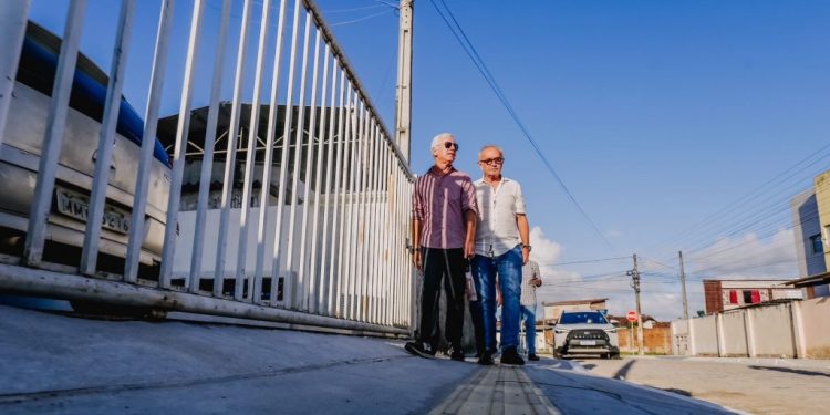 Cícero entrega pavimentação de mais seis ruas no bairro Colinas do Sul