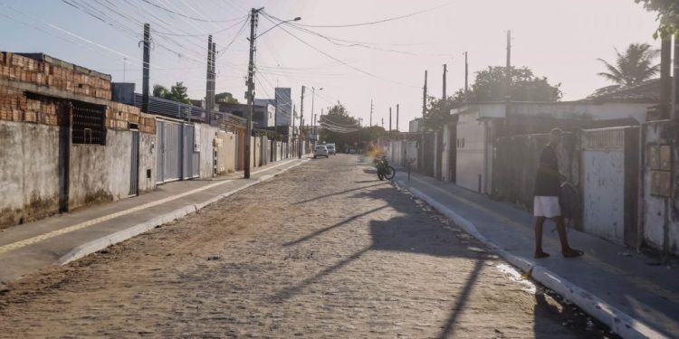 Cícero entrega pavimentação de mais seis ruas no bairro Colinas do Sul