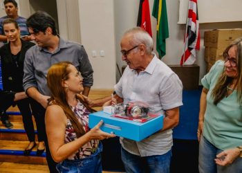 Cícero entrega 200 kits com Chromebooks para novos professores da Rede Municipal