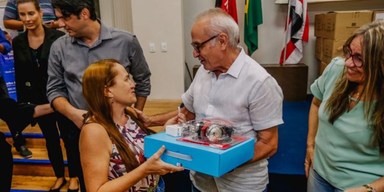 Cícero entrega 200 kits com Chromebooks para novos professores da Rede Municipal