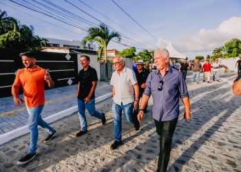 Cícero Lucena entrega ruas pavimentadas e urbanizadas no João Paulo II