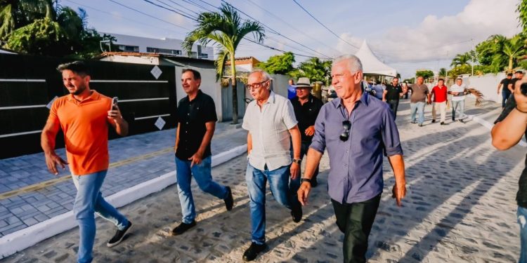 Cícero Lucena entrega ruas pavimentadas e urbanizadas no João Paulo II