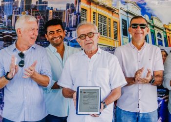 Cícero Lucena autoriza obras de praça com equipamentos esportivos em Gramame