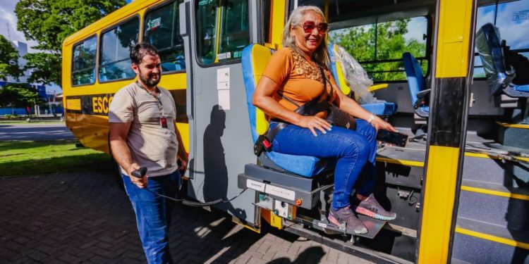 Cícero entrega 20 ônibus escolares para transporte de alunos da Rede Municipal