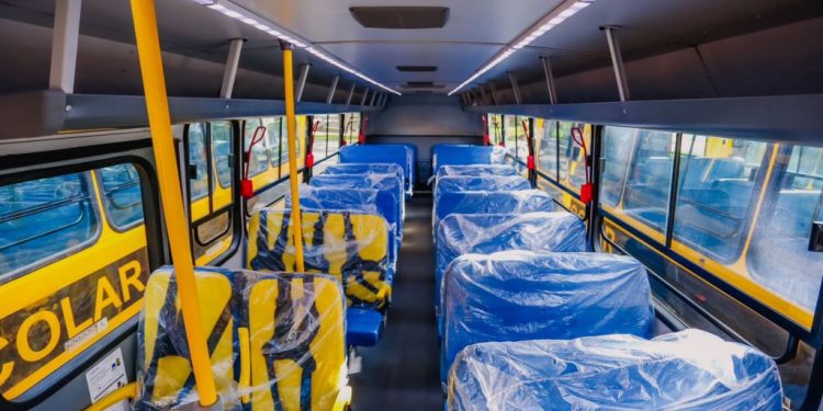 Cícero entrega 20 ônibus escolares para transporte de alunos da Rede Municipal