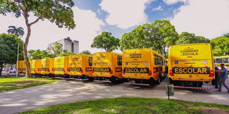 Cícero entrega 20 ônibus escolares para transporte de alunos da Rede Municipal