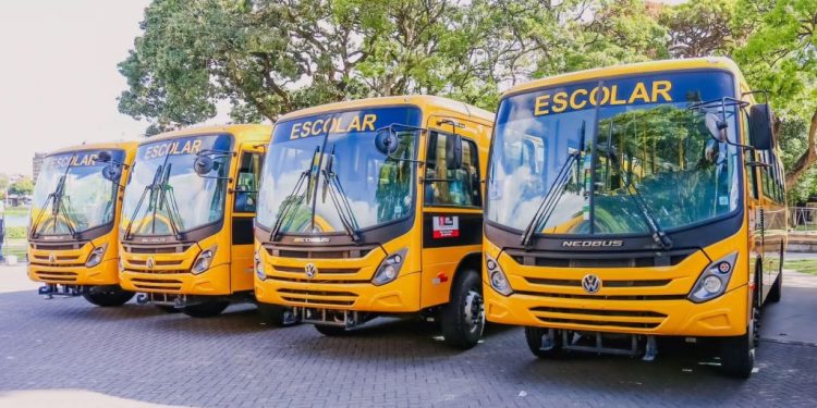 Cícero entrega 20 ônibus escolares para transporte de alunos da Rede Municipal