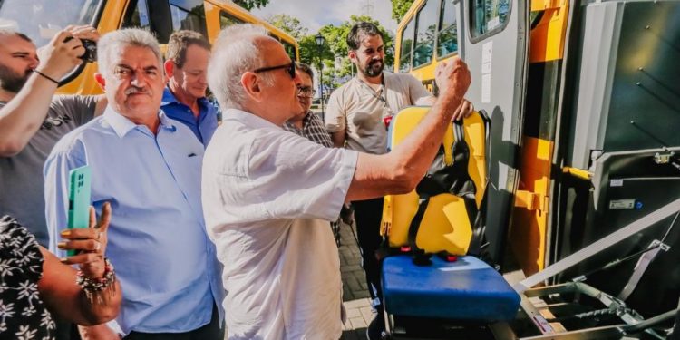 Cícero entrega 20 ônibus escolares para transporte de alunos da Rede Municipal