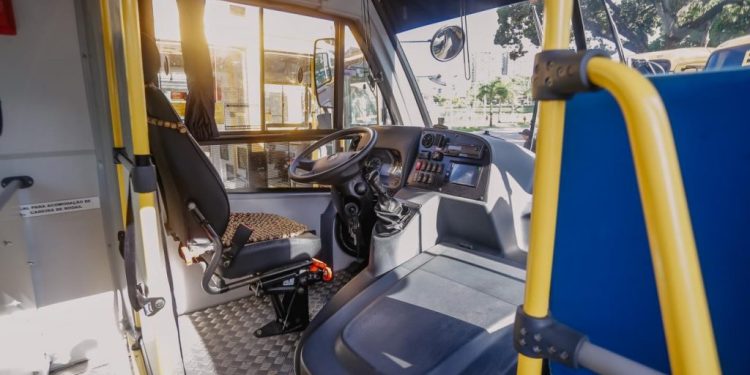Cícero entrega 20 ônibus escolares para transporte de alunos da Rede Municipal