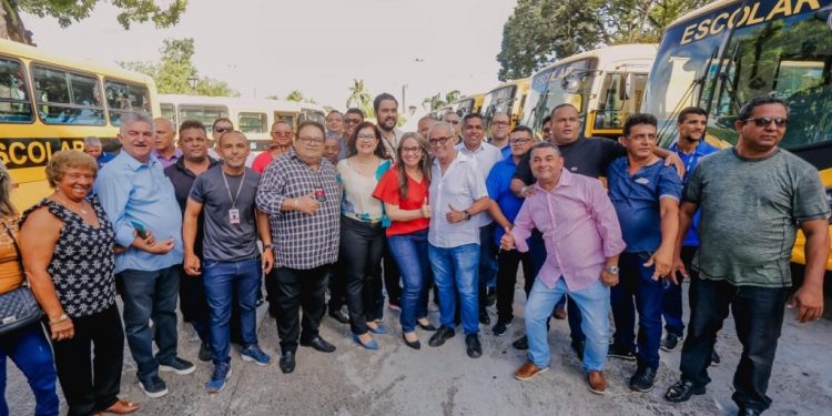 Cícero entrega 20 ônibus escolares para transporte de alunos da Rede Municipal