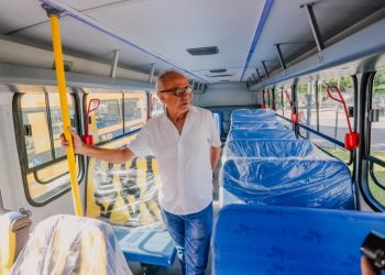 Cícero entrega 20 ônibus escolares para transporte de alunos da Rede Municipal