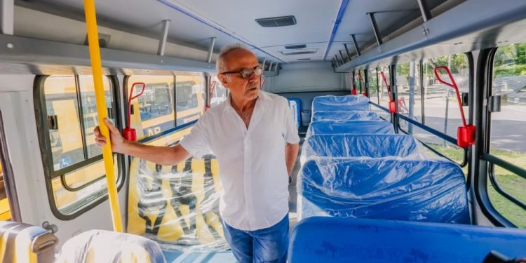 Cícero entrega 20 ônibus escolares para transporte de alunos da Rede Municipal