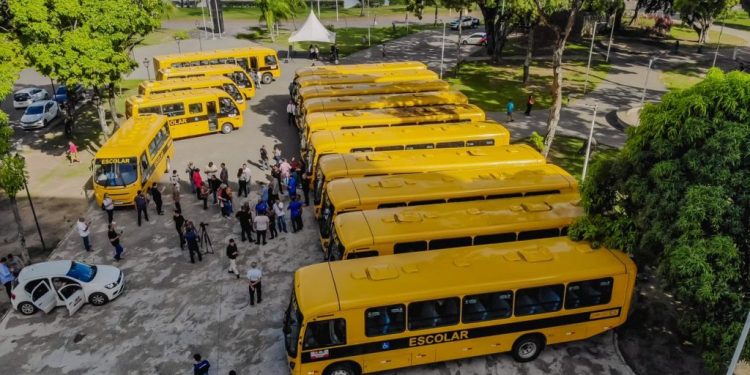 Cícero entrega 20 ônibus escolares para transporte de alunos da Rede Municipal