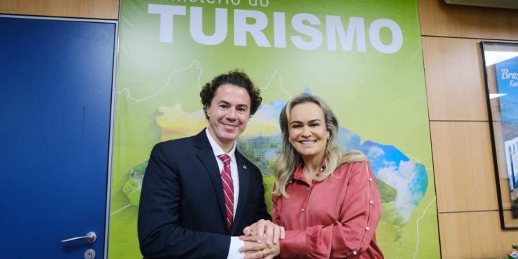 Veneziano se reúne com Ministra do Turismo e trata de sobre conclusão do Pátio de Eventos em Cabaceiras