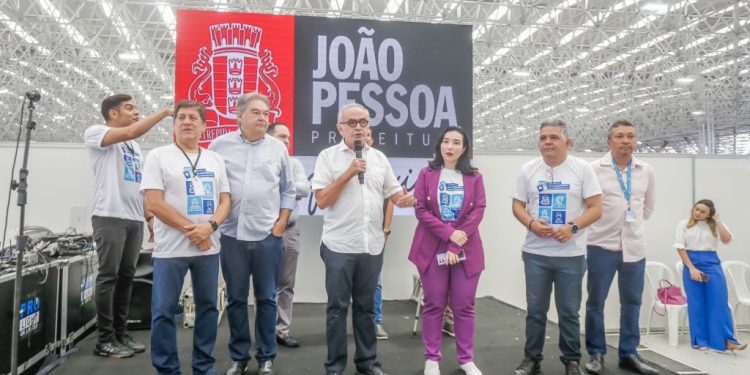 Cícero Lucena abre segundo dia do Feirão da Empregabilidade