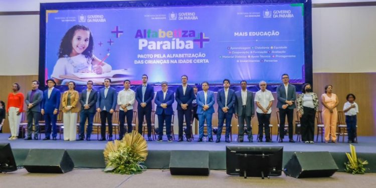 Cícero Lucena participa de lançamento de programas para alfabetização e retomada de obras na Educação