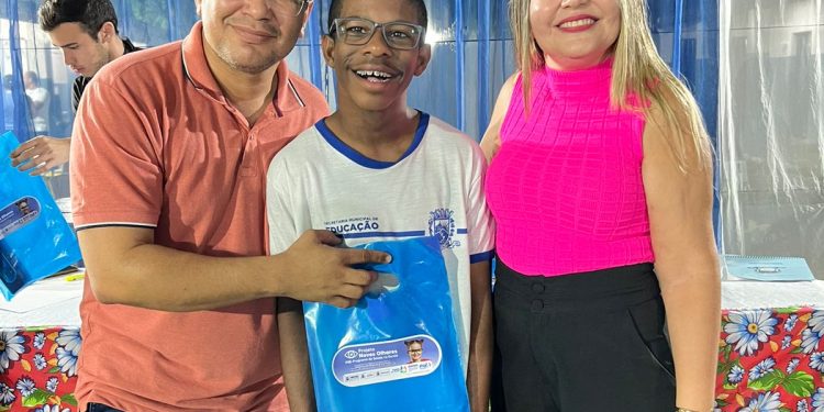 Projeto Novos Olhares entrega novos óculos gratuitos para alunos de Patos