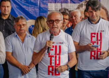 Cícero Lucena entrega obras de reestruturação de escola no Cristo