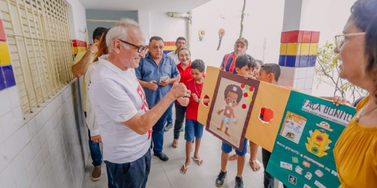 Cícero Lucena entrega obras de reestruturação de escola no Cristo