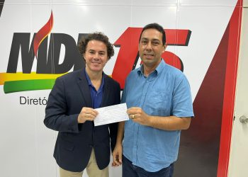 Ao lado de Veneziano, prefeito Léo Bandeira, de Lucena, assina ficha de filiação e retorna ao MDB