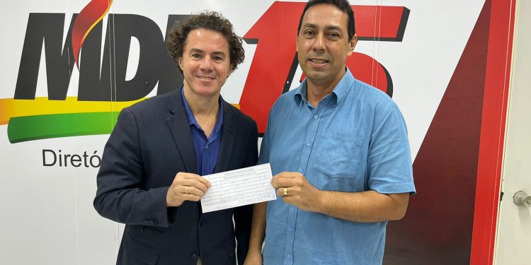 Ao lado de Veneziano, prefeito Léo Bandeira, de Lucena, assina ficha de filiação e retorna ao MDB