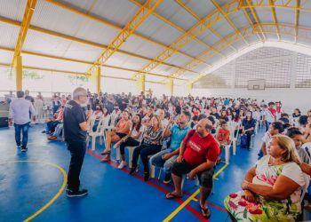 Cícero Lucena inicia entrega de 31 mil carteiras de estudante gratuitas para alunos da Rede Municipal