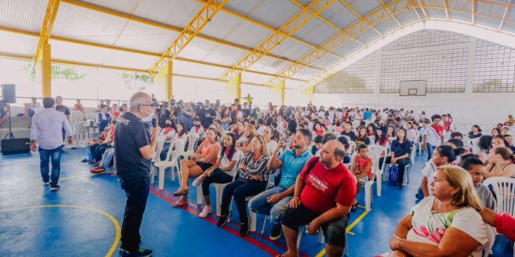 Cícero Lucena inicia entrega de 31 mil carteiras de estudante gratuitas para alunos da Rede Municipal