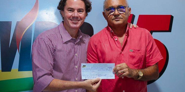 Prefeito de Pedras de Fogo assina ficha de filiação ao MDB: “pelo bem da nossa cidade e de seu povo”