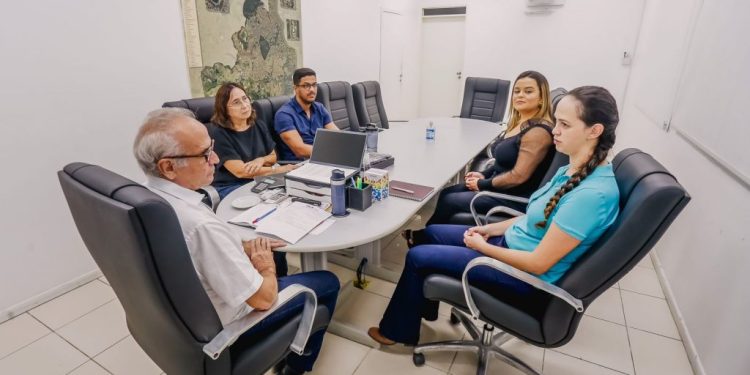 Cícero recebe representante da FAO em trabalho para aperfeiçoamento dos equipamentos de segurança alimentar