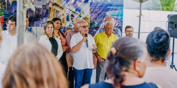 Prefeito entrega mais duas ruas pavimentadas no Cuiá e visita obras da Praça Cícero Leite