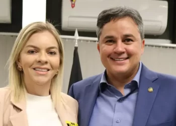 Efraim e prefeita anunciam chegada de ambulância, retroescavadeira e pavimentação em Cruz do Espírito Santo