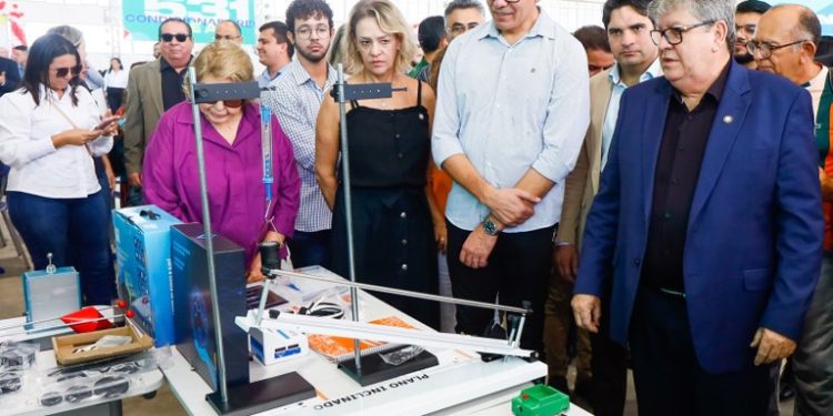 João Azevêdo entrega R$ 171 milhões em equipamentos para as escolas