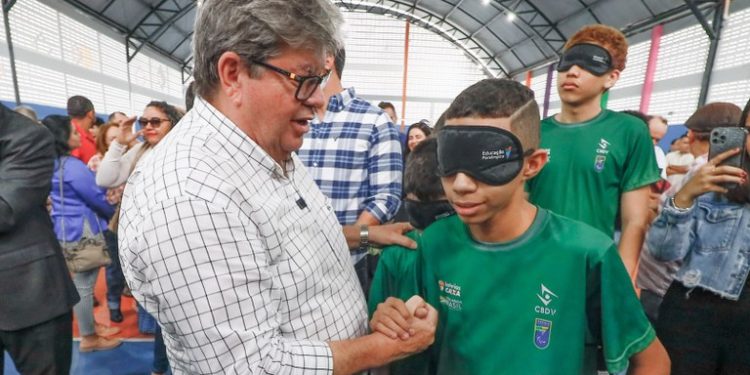 João entrega reforma do ginásio e parque infantil no Instituto dos Cegos de Campina Grande