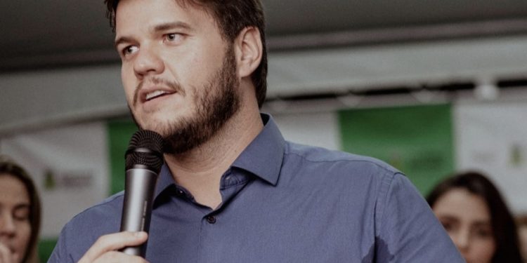 Bruno sanciona Lei que garante distribuição de medicamentos à base de Cannabis em Campina Grande