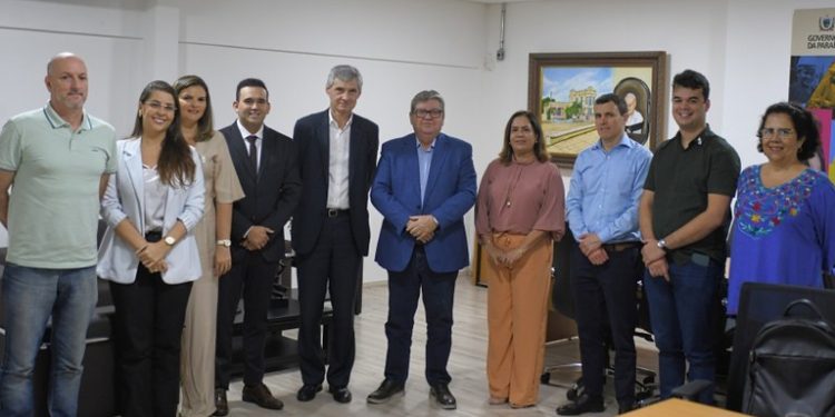 João discute andamento do Projeto Amar com representantes do BID