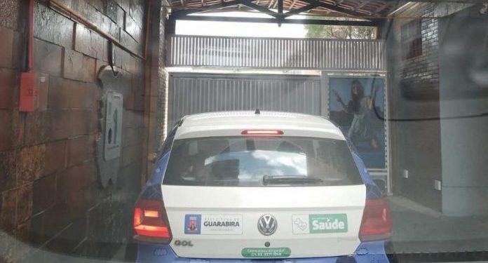 Carro da Prefeitura de Guarabira é flagrado saindo de motel, em João Pessoa