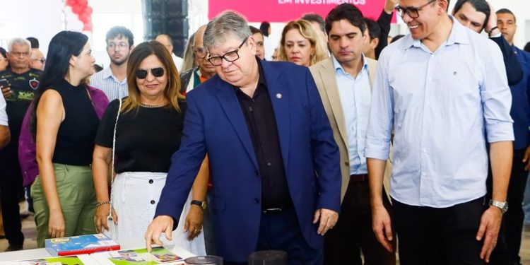 João Azevêdo entrega R$ 171 milhões em equipamentos para as escolas