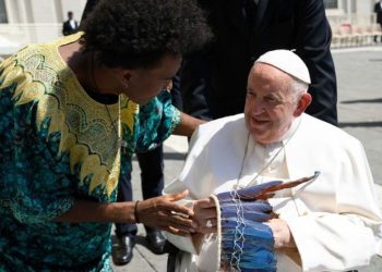 Jovens carentes de Santa Rita são recebidos pelo Papa, no Vaticano