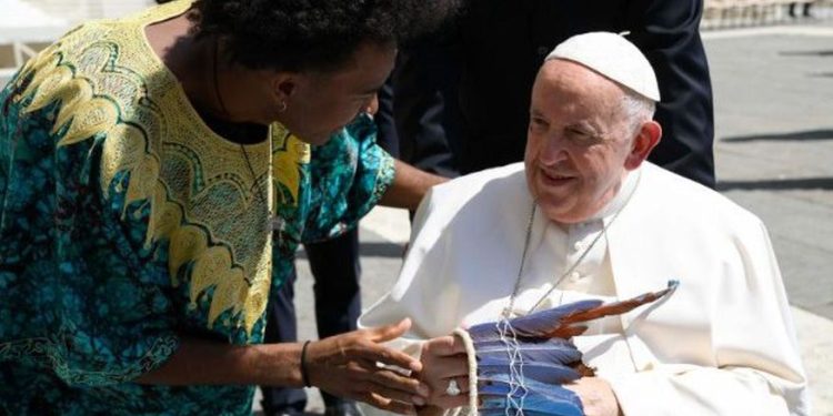 Jovens carentes de Santa Rita são recebidos pelo Papa, no Vaticano