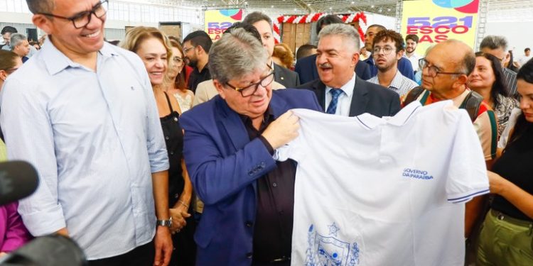 João Azevêdo entrega R$ 171 milhões em equipamentos para as escolas