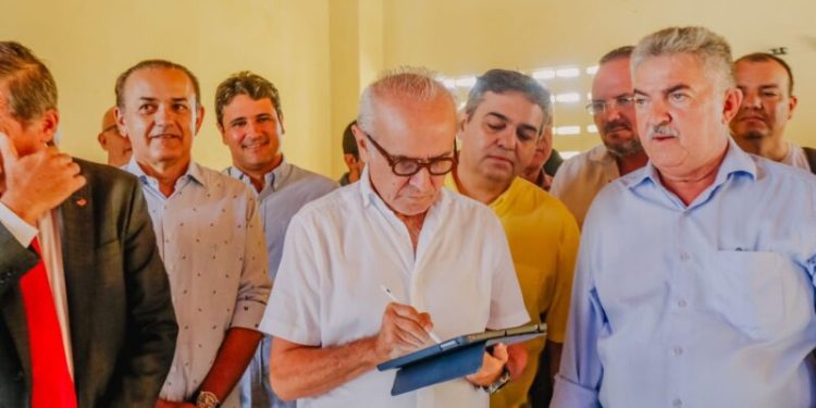 Cícero assina ordem de serviço para reestruturação do Mercado Público do Bessa