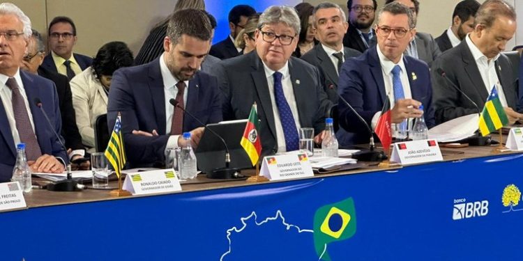 João Azevêdo discute reforma tributária e pagamento do piso da enfermagem em reunião com demais governadores do Brasil