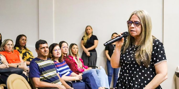 Diretoras e secretárias de unidades de ensino da rede municipal participam de treinamento do Censo Escolar 2023