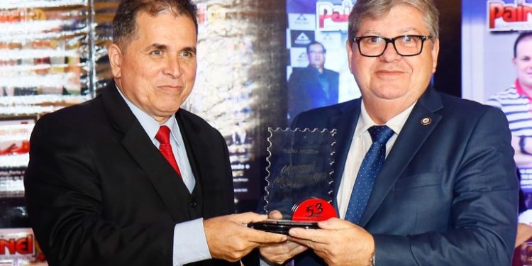 João é homenageado pela revista Painel Empresarial em reconhecimento ao trabalho pelo desenvolvimento econômico da Paraíba
