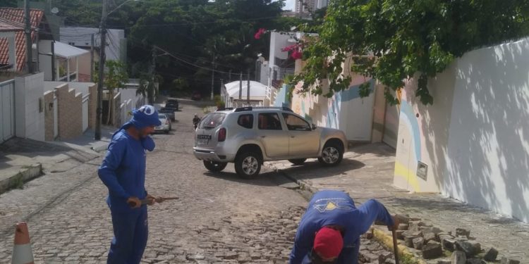 SEINFRA inicia semana com Operação Tapa-Buraco e manutenção de galerias e iluminação pública