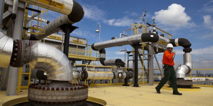 Queda no preço do gás natural entra em vigor nesta segunda-feira