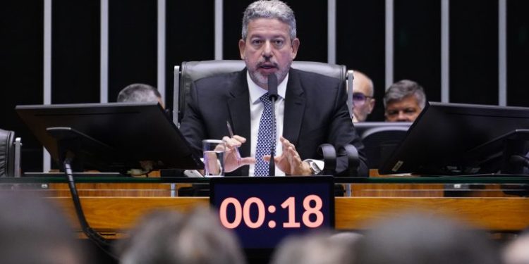 Arthur Lira afirma que Brasil não abriu mão da responsabilidade fiscal, mas também vai olhar para as desigualdades