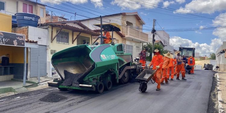 Equipe do DER inicia aplicação de malha asfáltica na cidade de Picuí